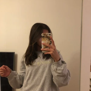 H&M - Säljer min fina sweatshirt som inte kommer till användning längre, super bra nu till vintern! ☺️ frakten tillkommer med! 💙