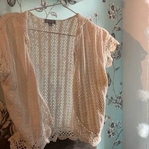 Lindex väst str L men liten i str som S - En vrickad väst i storlek L men passar en jätte fint dom som har storlek S om man skulle vara en L eller M i storlek sitter den bara inte lika mycket löst i armhålan 