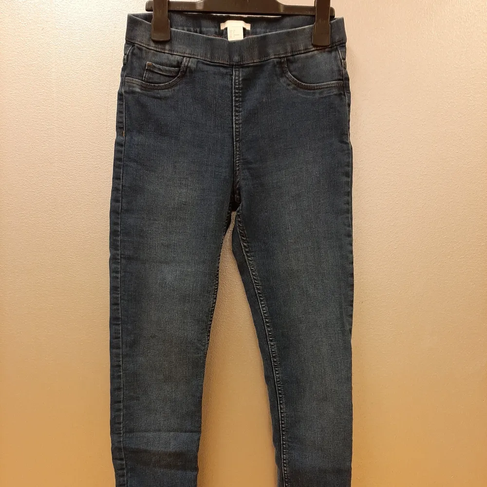 Nya och oanvända jeggings från H&M. De är blåa och har bara hängt i garderoben. . Jeans & Byxor.