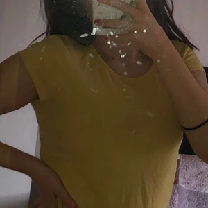 Vet inte  - En gul t-shirts går på frakt 60 kr ❤️ går också att träffas 