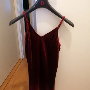 Längre linne från Rebecca Stella st M  - Nyskick st M Hämtas vid maxi borås swish kan skickas mot fraktkostnad på 79 kr 