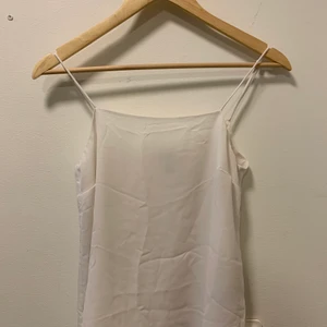 Vitt linne - Säljer detta vita stilrena linnet från h&m. Faller väldigt fint på kroppen och passar till det mesta. Kommer inte till användning riktigt och har endast använt ett fåtal gånger!