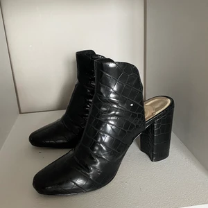 Snygga mules med klack - ✔️Stilrena, bra höjd och bra klack. ✔️ Perfekt höjd, lätta att gå i ✔️Skickas mot frakt elr. möts på Östermalm, Stockholm. 💕Kika gärna mina andra annonser ⭐️5/5 i omdöme 