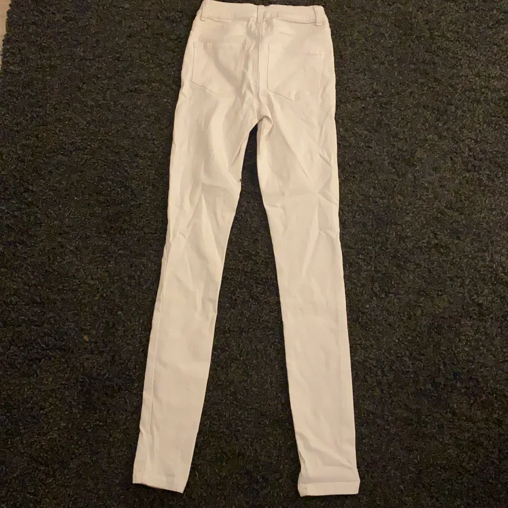 Säljer dessa vita skinny jeans i stretchigt material. Strl XS/S. Knappt använda. Kontakta mig om du är intresserad💕. Jeans & Byxor.