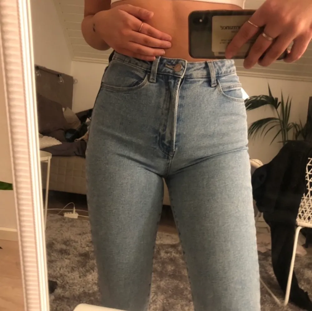 Säljer ett var helt vanliga raka jeans från Bershka!! Fint skick är dem i💕. Jeans & Byxor.