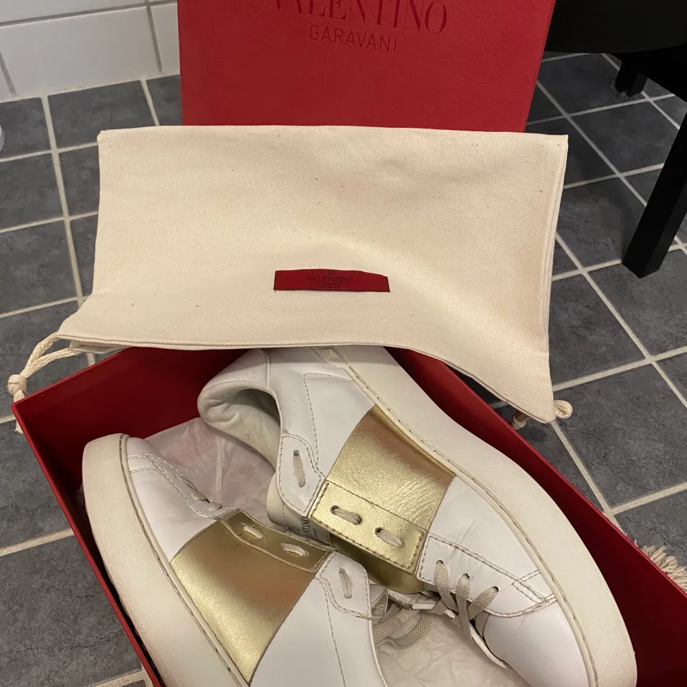 Jättesnygga sneakers från valentino som tyvärr inte kommer till användning. Man får med kartong + dustbag. Storlek 40! Pris kan diskuteras . Skor.