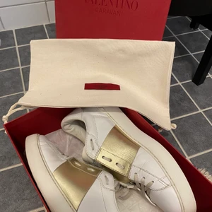 Valentino sneakers  - Jättesnygga sneakers från valentino som tyvärr inte kommer till användning. Man får med kartong + dustbag. Storlek 40! Pris kan diskuteras 
