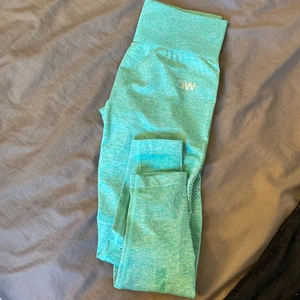 Iciw - Tights från iciw i färgen turkos🌸 endast prövad, säljer då jag har fler tights som inte får plats och jag använder inte denna🌸 499kr + 48kr frakt eller 66kr spårbar frakt🌸