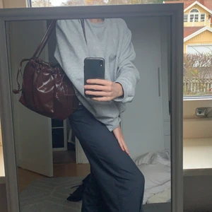 Brunn skinnväska - Brun fakeskinn väska, hyfsat rymlig, chokladbrun 