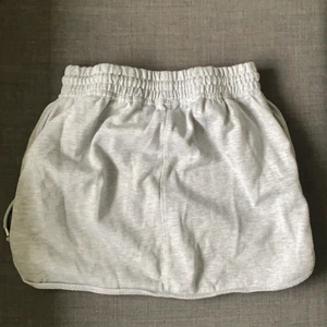 Mjukiskjol - Mjuk kjol från bikbok, två fickor 