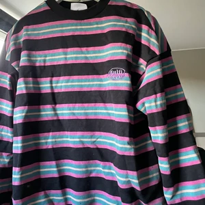 Sweatshirt - Säljer min multiverse sweatshirt från junkyard, köpt för 399kr. Tröjan har blivit blekt i solen och när den tvättats men annars bra skick! En liten fläck men den syns knappt.