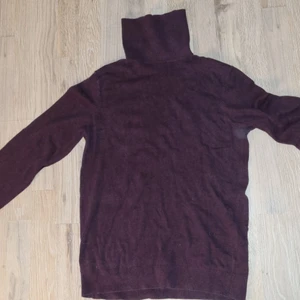Polotröja i vinrött - Vinröd polotröja, relativt använd (kund får betala frakt själv om det så önskas)