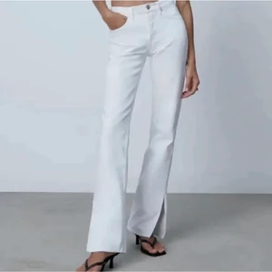 Zara jeans - Assnygga vita jeans med slits från zara, säljer då dem är lite långa och tyvärr inte kommer till så mycket användning.💞