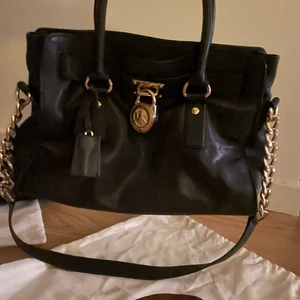 Michael Kors Väska - Äkta Michael Kors väska. Inga skador. Väldigt fint skick, använd fåtal gånger. För fler bilder eller frågor hör gärna av dig!!