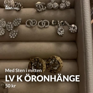 Lv k öronhänge guld överdrag med Sten i  - Säljer dessa öronhänge lv k med Sten i så fina. Guldöverdrag kan duscha med dem 