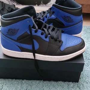 Jordan 1 Mid ”Royal Blue” storlek 43 - Använda några gånger utan märkvärdiga skador. 