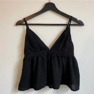 Linne - Snyggt linne från hm som nästan aldrig är användt. Storlek Xs/S ungefär! Supersnyggt och trendigt men passar inte mig! Budgivning från 150 kr! Fraktar endast! 💞