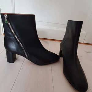 Sko med klack, & other stories stl 41 - Boots med klack i läder från & other stories. Stängs med dragkedja på sida. Lädret är mjukt och formar sig fint efter foten. Skobredd ca 8,8 cm.  Använd endast 2 gånger så det är mycket fint skick, se bilder.   Klacken är 6,5 cm hög. 