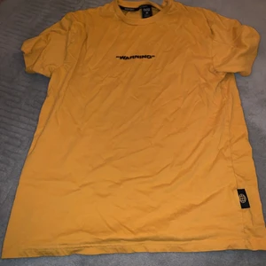 Gul tshirt - Tröja med warningstryck på ryggen. Knappt använd. Slapp passform