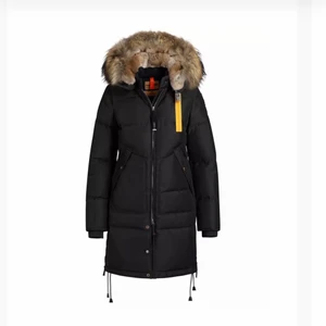 Parajumper longbear xxs - Säljer nu min jacka då den har blivit alldeles för liten för mig. Den är i väldigt bra skick. Kvitto och prislappar medföljer. Har haft den i ett par år nu men den är väldigt sparsamt använd. Hör av er vid intresse så skickar jag egna bilder 🌸