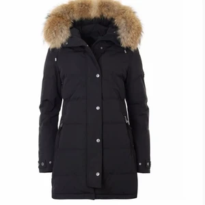 Hollies jacka  - Jag säljer denna jätte fina hollies jackan som jag Köpt för 4998 ungefär ett halv årsen pälsen är av och därför säljer jag den för 800kr skriv för fler bilder och frågor! ❤️