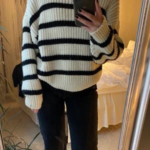 Stickad tröja - Randig tröja från hm, använd fåtalgånger🤍