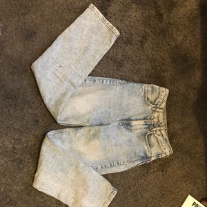 Raka jeans från bikbok  - Säljer nu mina ljusblå raka jeans i modell tower från bikbok💙 De är i storlek 25 och i nyskick💙 Köpta för 599💙💙