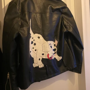 NA-KD - Säljer denna super coola skinnjacka. Perfekt att tagga upp inför varmare tider såhär på förhand. Den är målad av fashion by Langen. Såå cool och förtjänar väldigt mycket mer kärlek än vad den får. Kan skicka mer bilder om du vill. Ni får buda i kommentarerna😍Kan mötas upp i Stockholm eller Täby annars står köparen för frakt💕💕🦋