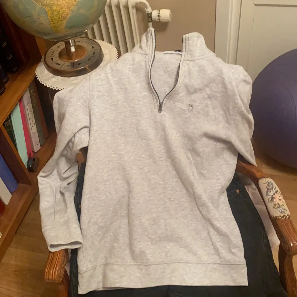 Quarter zip Calvin klein tröja som jag säljer då jag inte använder den längre, svin snygg, frakt står köparen för . Tröjor & Koftor.