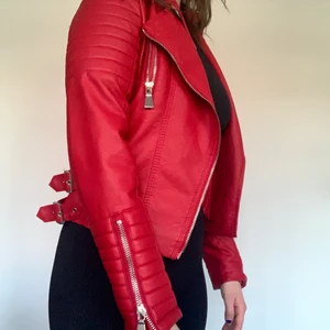 Jacka - Skinnjacka från Voyelles. Använt 3 gånger och den har mest bara hängt i min garderob. Storlek 38. Frakt tillkommer<3