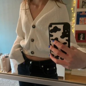 Vit kofta  - Vit kofta från Monki i storlek S! Säljer då den inte kommer till användning💗. Det är bara att höra av sig angående frågor eller fler bilder!! 