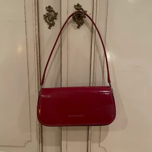 Söt röd väska - Säljer min otroligt söta väska i lack-imitation. Har detalj av denim på baksidan. Den är lagad i botten en gång och håller sedan dess💋