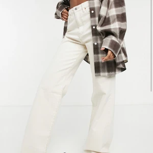 Gräddvita helt nya byxor  - Helt nya. Säljer då de inte ens gick på mig. Kan därav tyvärr inte visa hur de sitter på. De är i storlek 38 men jag som brukar ha storlek 38 men fick inte ens på mig dem. Från stradivarius men köpta på ASOS för 260kr. 