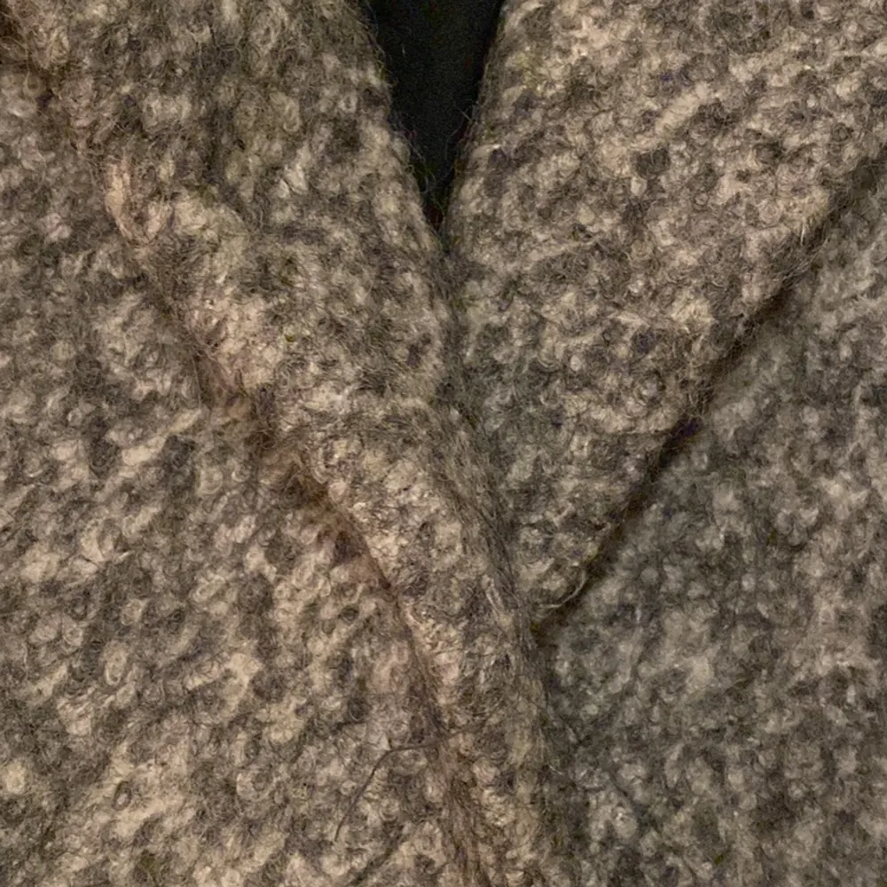 Gråmelerad. Ganska rak i formen. Jag är numera M så denna är för liten för mig. Ytterplagg 60% polyester och 40% ull. Foder 100% polyester. Skickas inte. Kan mötas i centrala Stockholm. . Jackor.