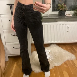 Gråa jeans - Gråa jeans som sitter väldigt bra vid midjan och har coola fickor på framsidorna av jeansen💕