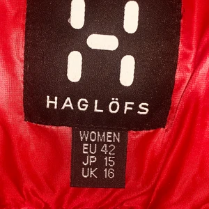 Haglöfs jacka i rött säljes - En röd haglöfs jacka jag haft ett tag den är ganska sliten men fungerar endån utmärkt. Vill bli av med den och tar gärna imot är bud😀