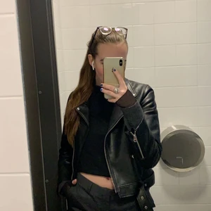 Skinnjacka från Zara - Så fin skinnjacka från zara. Den är i storlek M, sitter lagom oversized på mig som vanligtvis har XS/S. I fint skick🖤 hör av er vid frågor 