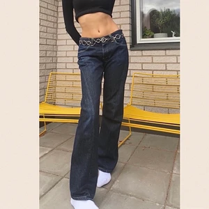 Levis jenas - Säljer ett par lågmidjade levis engineered jeans. Midjemått är 80cm och innebenslängd 85cm. Jag är 176🤍 det är sömmar som leder från höfterna till både fram och backsidan av knät❤️lappen där bak börjar gå upp men gjorde en snabblösning med säkerhetsnål🤍