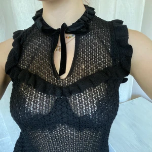 Stickad söt topp - Svart stickad söt topp med snörning i halsen. 