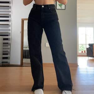 Jeans i jättebra skick från ZARA, högmidjade och långa ben på mig som är 167 cm. 💕