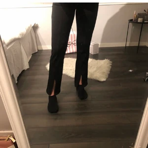 Kostymbyxor med slits - Säljer mina kostymbyxor med en slits från nakd pga att jag tycker dem är för korta för mig. Nypris 399 säljer dem för 150. Storleken är 36 och kan även skicka fler bilder på byxorna om så önskas.
