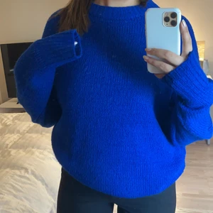 Blå stickad tröja - Mysigaste tröjan! En blå stickad tröja från Lager157, använd 1 gång💕 Tröjan är i strl M och är ganska oversized!