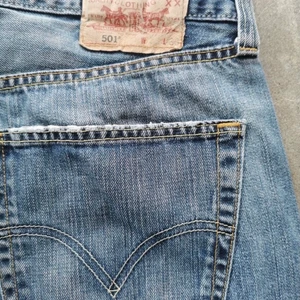 Levis 501 - Vintage levis 501💕 svårt att se vilken storlek det är men dom passar M (L om man vill att dom sitter tajtare). Längden är 36 och dom går ner till fötterna på mig som är 179!