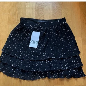 Kjol ish - En typ kjol med shorts inuti. Säljer pga att den inte kommer till användning. Säljer för 230kr. Om fler är intresserade blir det budgivning. (Lånad bild!