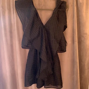 Byxdress klänning med volanger 🤠 - Elegant byxdress med volanger med mycket struktur. Liten i storleken 💓🥂 Köparen står för frakt💓