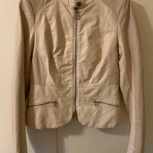 Skinnjacka  - Jättesnygg och tuff figursydd skinnjacka som är fodrad. Som ny, endast använd vid ett tillfälle.  Strl 34, motsvarande small eller strl 36. Djur och rökfri. Kan hämtas, mötas upp eller skickas. Köparen står för frakt.