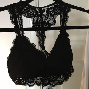 Topp - Jättefin svart spets topp i storlek M. Super fint skick, så gott som ny 