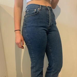 Mörkblå jeans - Säljer mina oanvända jeans från nakd eftersom de inte är min stil längre. Buda från 150kr, köparen står för frakten.