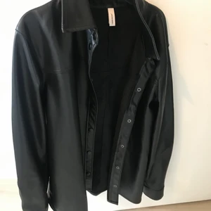 Skinn tunn jacka - Tunn skinn ”jacka”🖤nästan aldrig använd 
