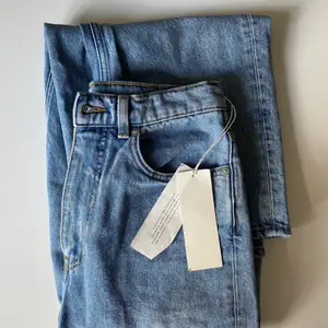 Aldrig använda jeans i storlek 26 från arket. Lappen sitter kvar. Modellen heter wide cropped jeans 